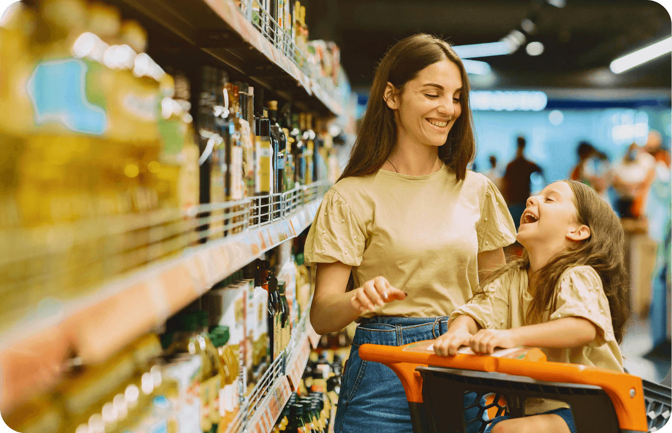 Mulher e menina fazendo compras em um supermercado